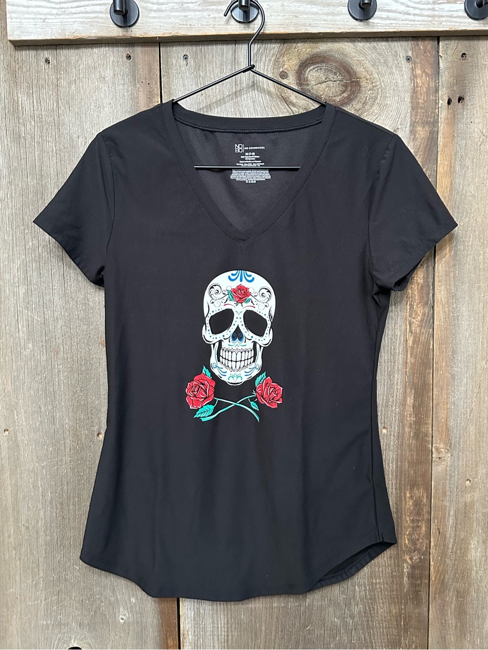 No Boundaries Skull Graphic V-Neck Short Sleeve T-shirt in Black Size Medium 7-9